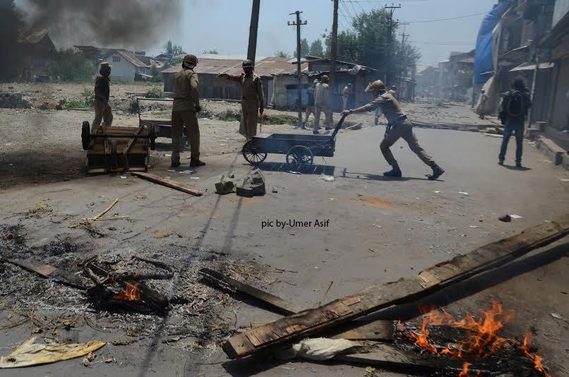 Curfew, communication blockade continue in Valley